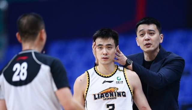 郭艾伦爆料吃饭视频,揭秘篮球巨星私下生活瞬间  第2张